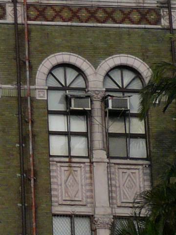 3階のアーチ窓