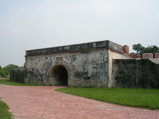 左営旧城　東門の内側